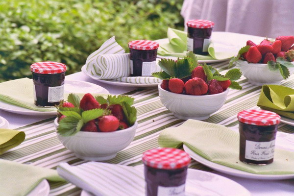 Summer garden party theme – Table decorating ideas with strawberries